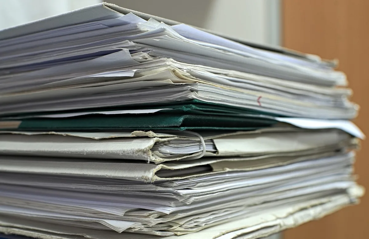 Inventaire de succession sur un bureau avec relevés et contrats