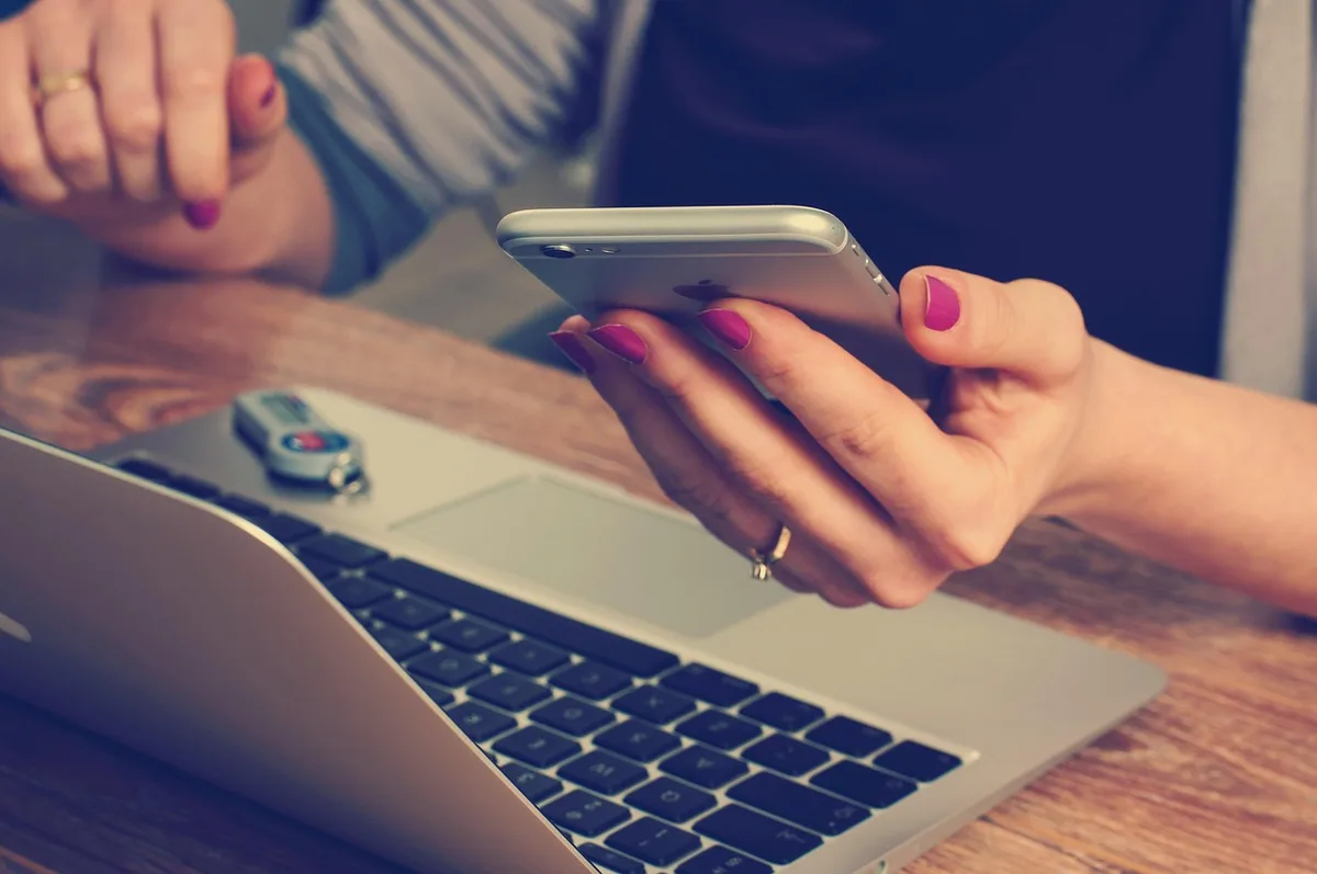 Entrepreneur à son bureau comparant options comptables sur ordinateur
