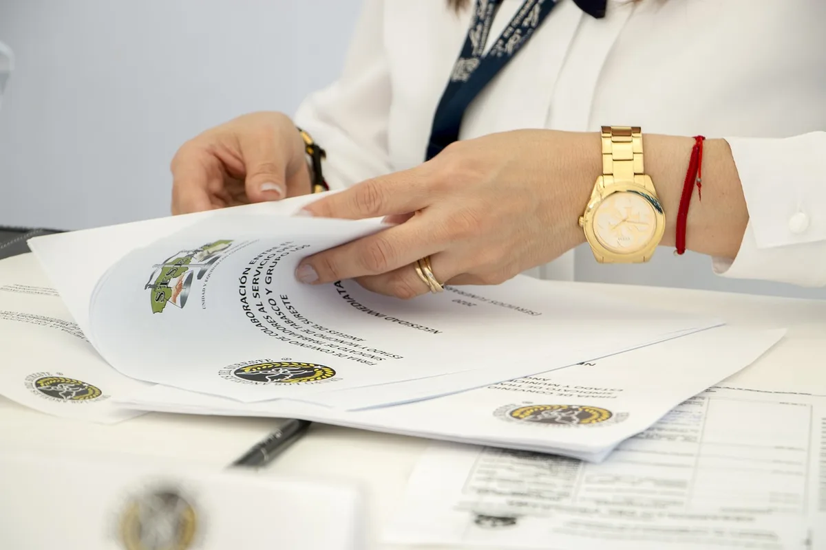 Entretien préalable avec convocation et documents sur un bureau