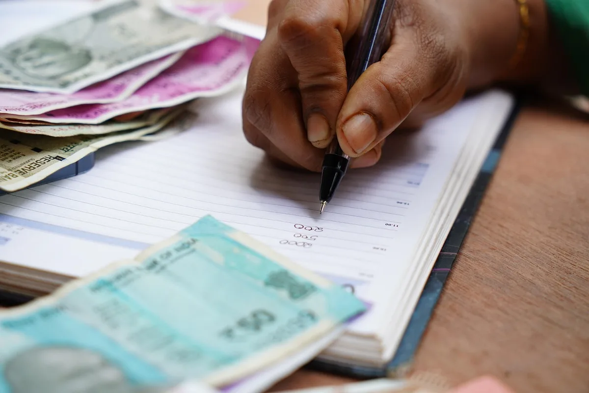 Main triant contrats et preuves de paiement sur un bureau
