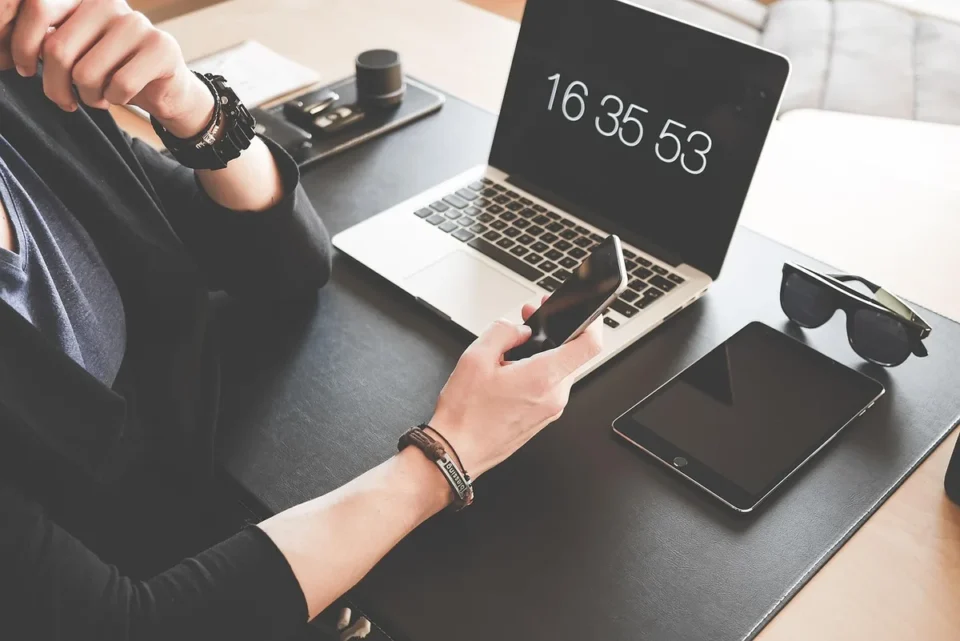 Manager et conseiller terrain consultent un module de formation sur tablette dans un bureau lumineux
