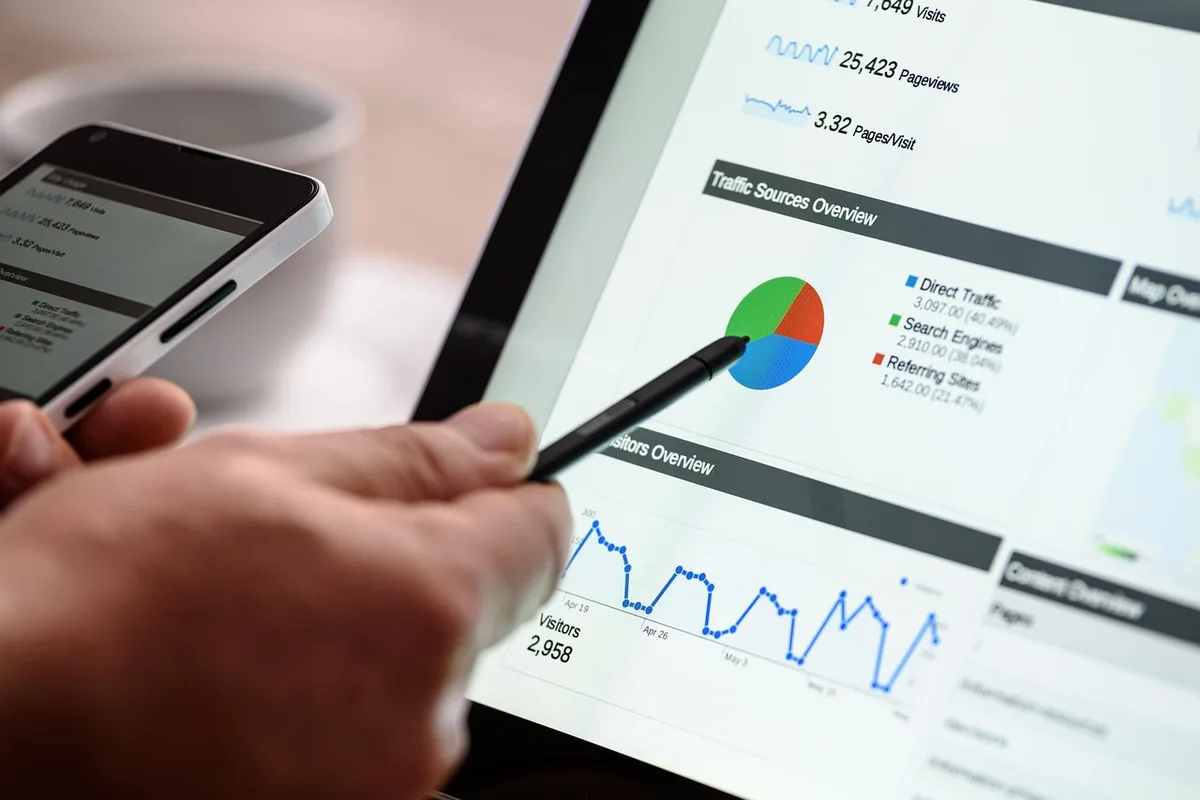 Écran d'une plateforme LMS aux couleurs d'une maison affiché sur une tablette en magasin