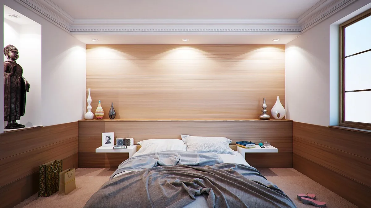 Chambre d'un studio avec literie et dispositif d'occultation