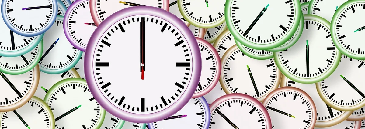 Table avec planning et mains pointant sur un planning de travail
