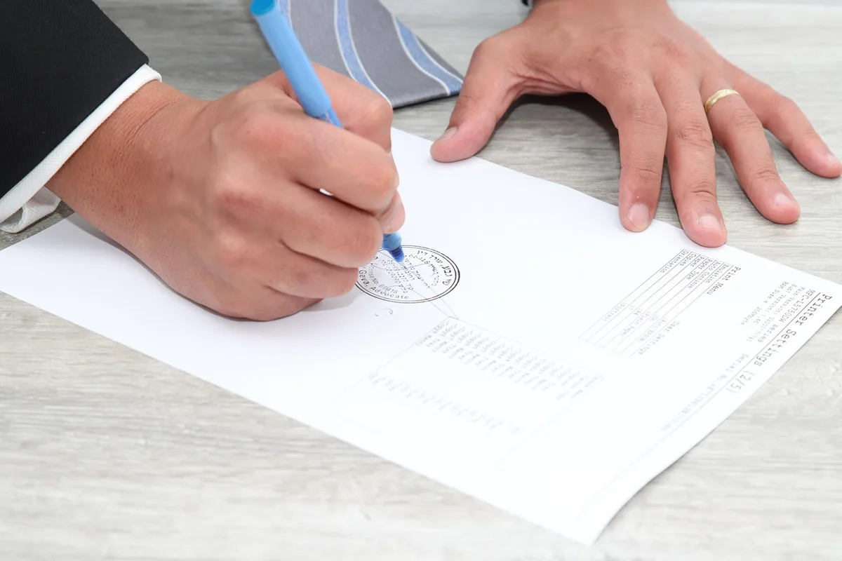 Contrat et checklist sur un bureau lumineux