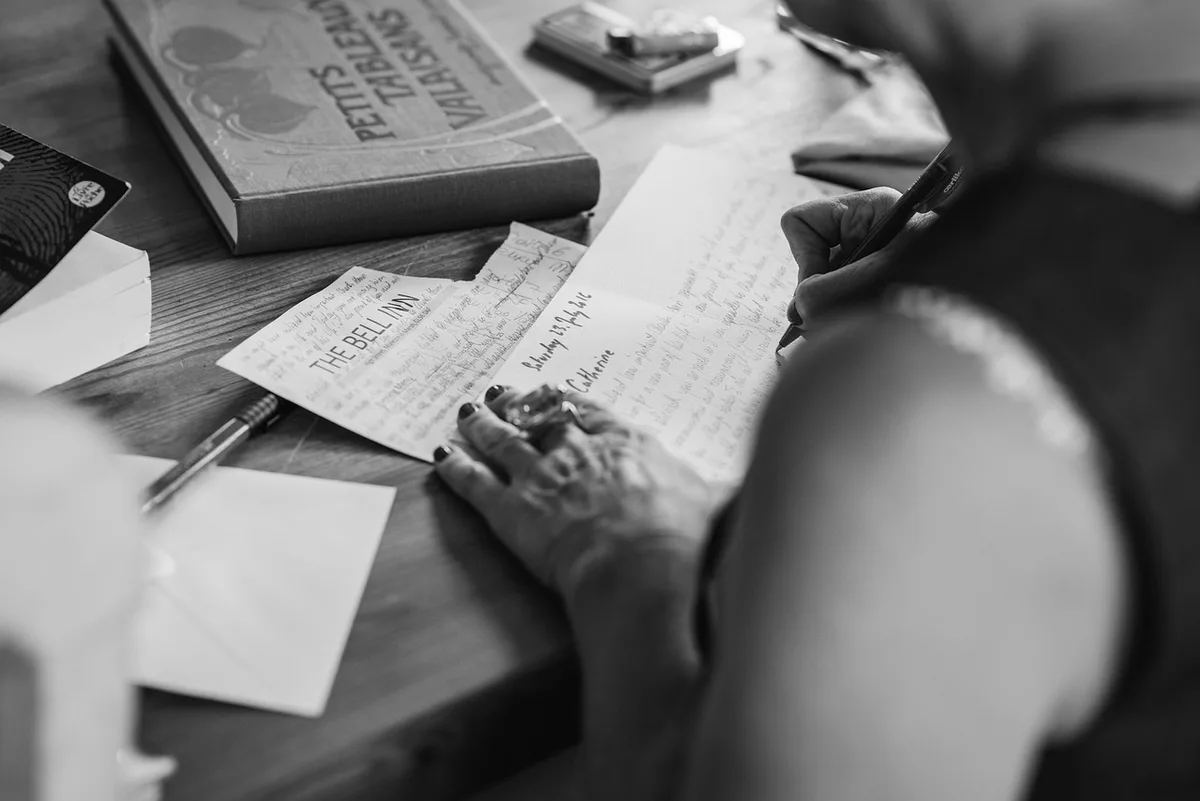 Documents de fin de contrat et calculatrice sur un bureau lumineux