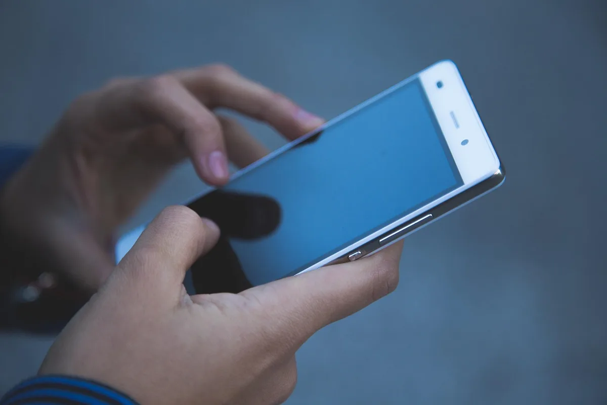 Employé mobile consultant un module de formation court sur smartphone hors ligne