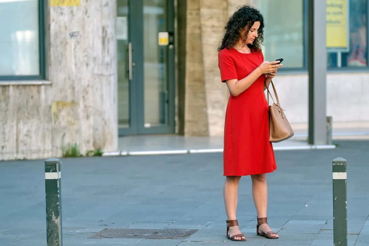 Manager de proximité consultant les progrès et envoie des rappels depuis son smartphone