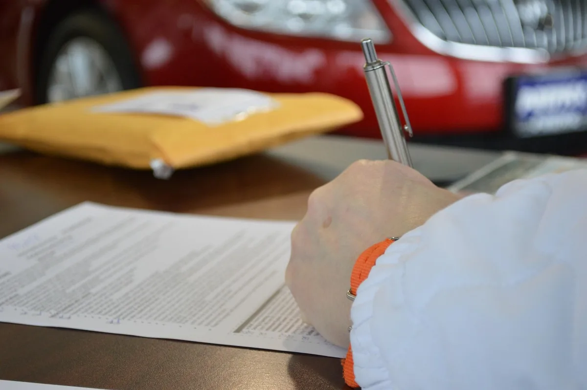 Contrat d'assurance ouvert sur un bureau, mettant en évidence des clauses