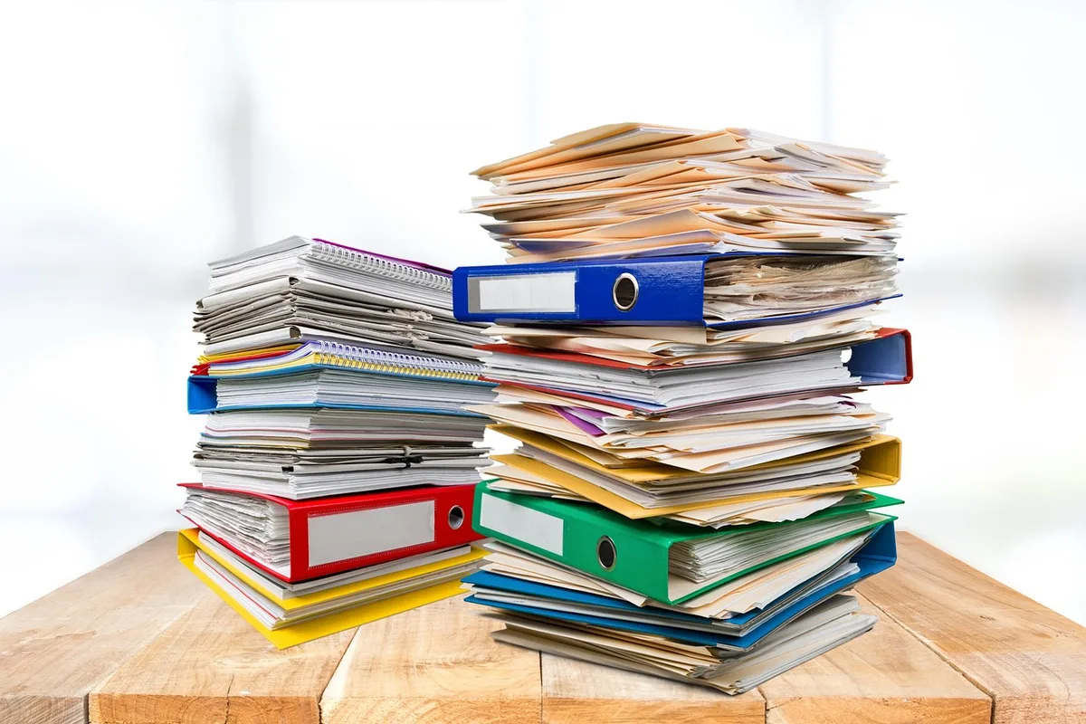 Dossier de sinistre organisé avec photos datées, devis et factures