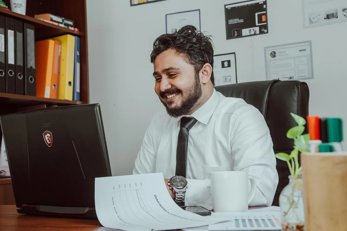 Manager consultant des notes et dossiers pour identifier la cause d'un désengagement
