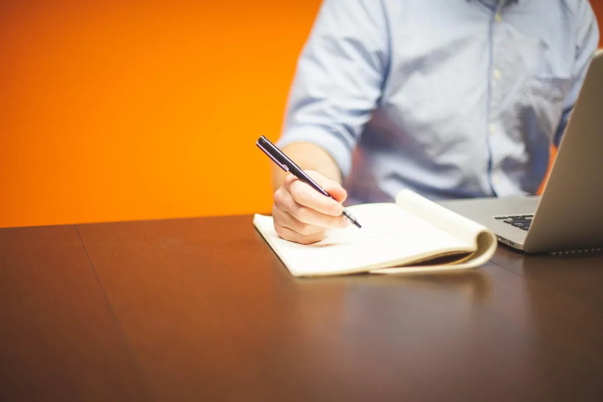Entretien entre manager et collaborateur dans un bureau lumineux favorisant l'écoute