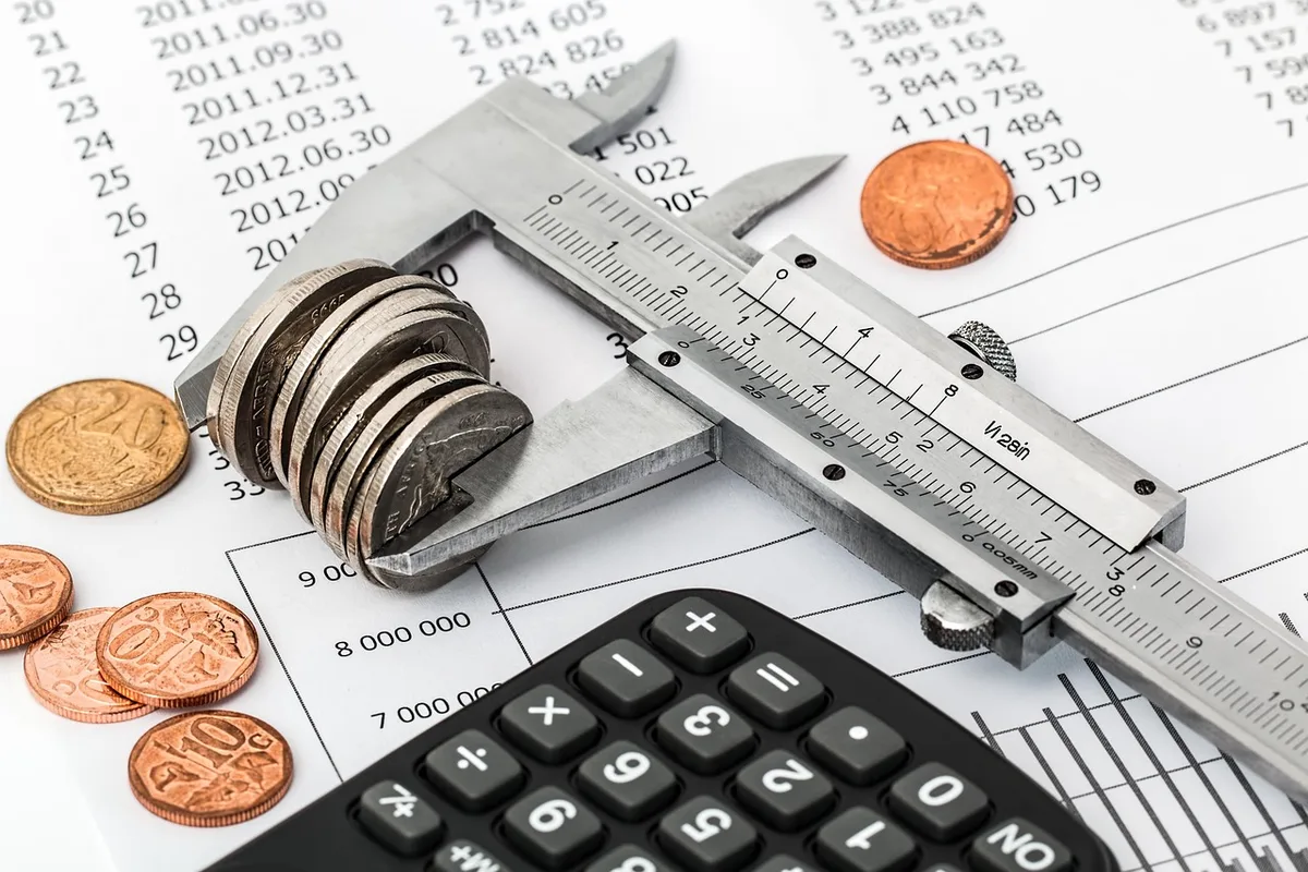 Personne travaillant sur un calculateur et des documents de retraite