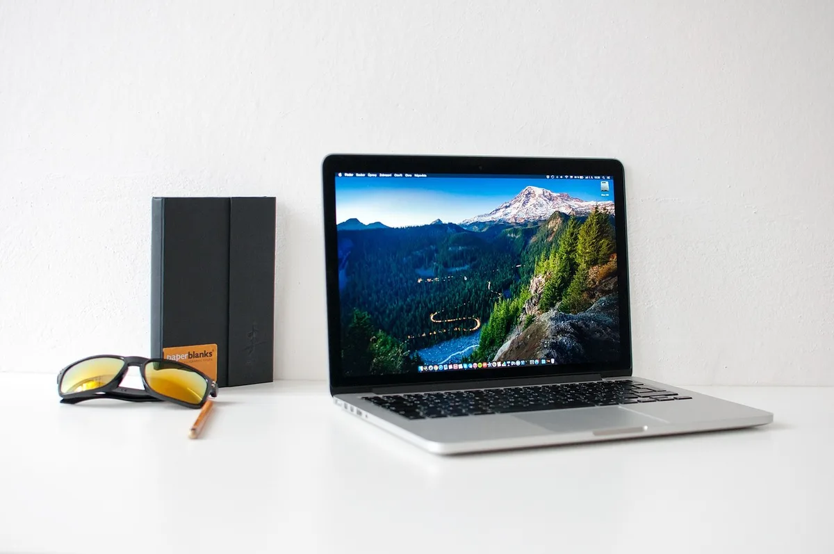 Poste de travail adapté avec clavier ergonomique et siège réglable